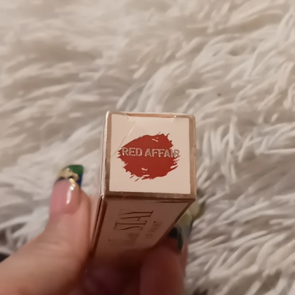 Beauty Creations Velvet Stay “Red Affair” - Picture 8 of 10